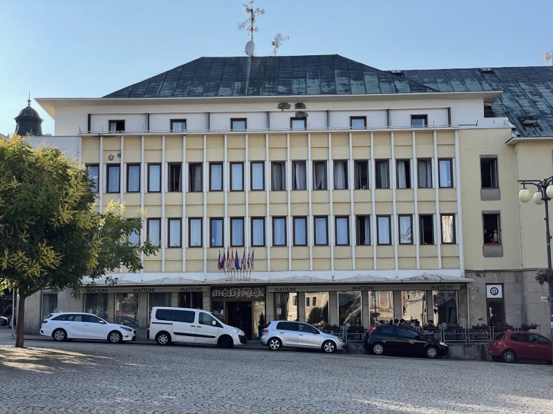 Hotel Mědínek, František Jeřábek a František Trmač, 1961–1967: Hotel má moderní skeletovou konstrukci a slunolamový rastr na severní straně