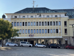 Hotel Mědínek, František Jeřábek a František Trmač, 1961–1967: Hotel má moderní skeletovou konstrukci a slunolamový rastr na severní straně