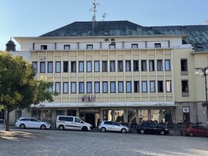Hotel Mědínek, František Jeřábek a František Trmač, 1961–1967: Hotel má moderní skeletovou konstrukci a slunolamový rastr na severní straně