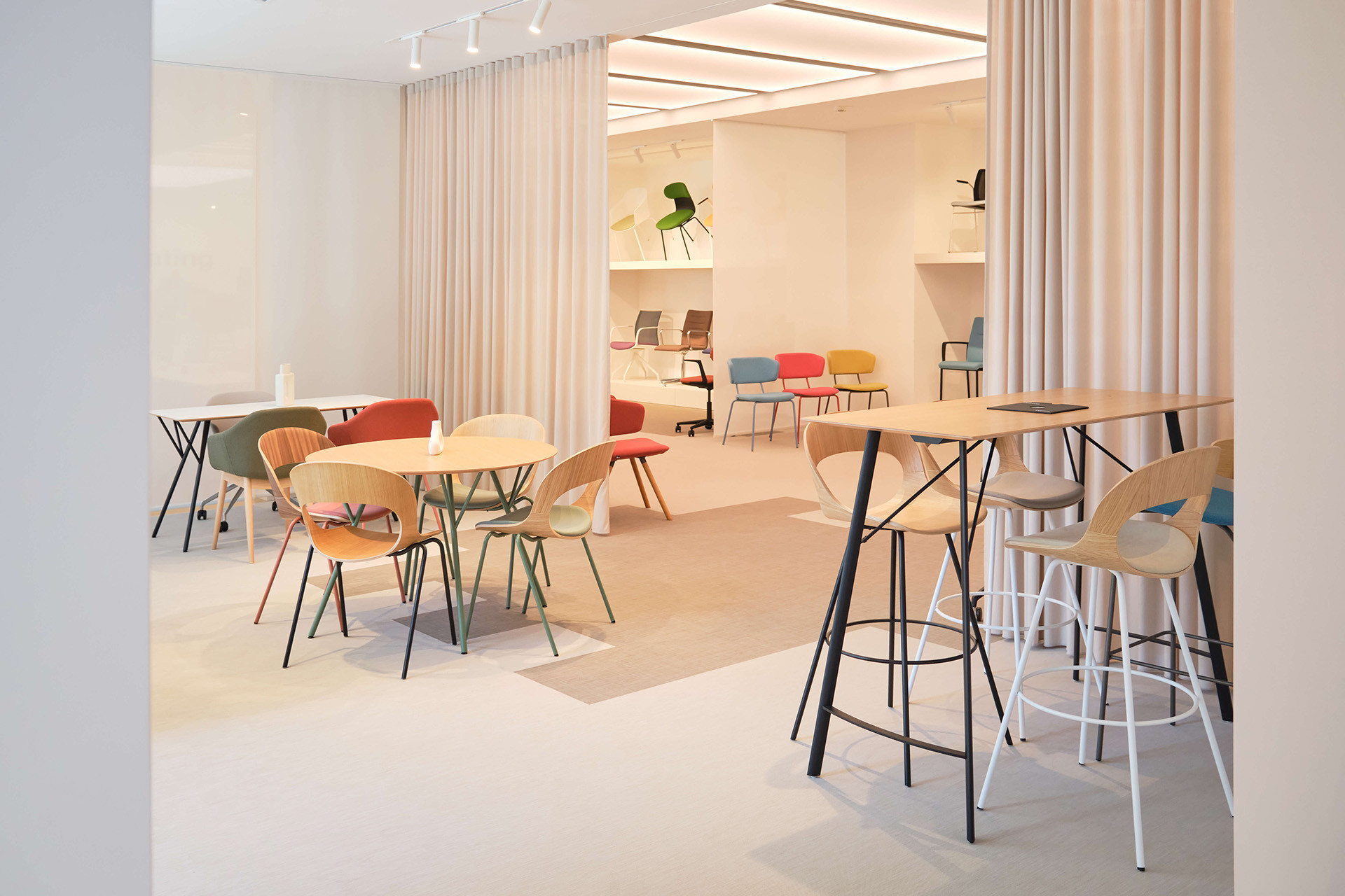 Pohled do nového showroomu LD Seating v Karlíně