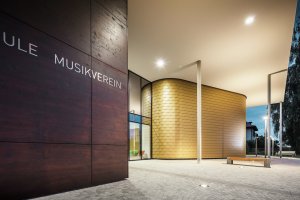 Pavilon hudební školy v rakouském Buchkirchenu s hliníkovou fasádou