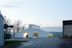 White Shed - zemědělské dílny Opatov, Atelier 111 architekti/ Veronika Indrová, Jiří Weinzettl