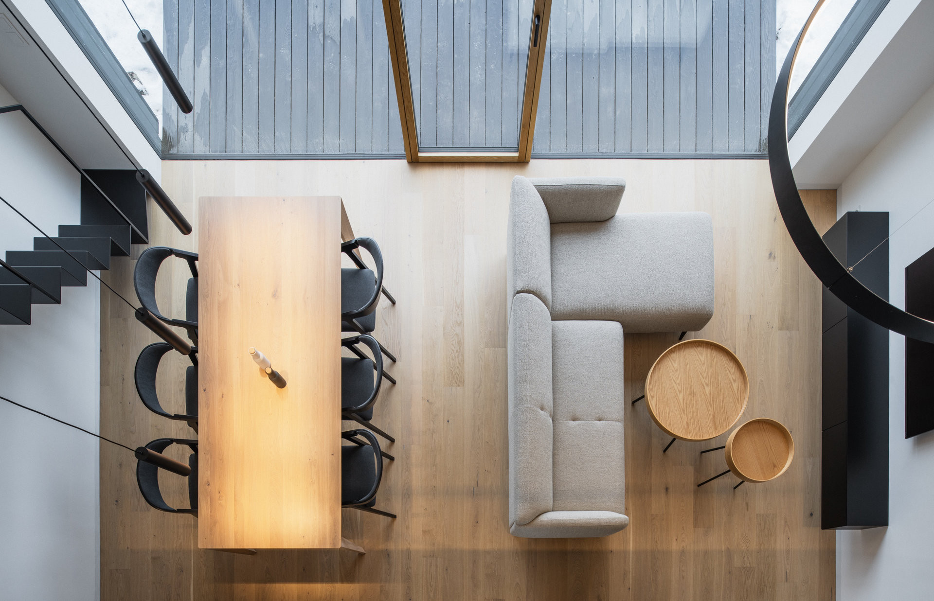 Pohled z ochozu (Přízemní dům s fasádou z opalovaného dřeva; Luni architekti)