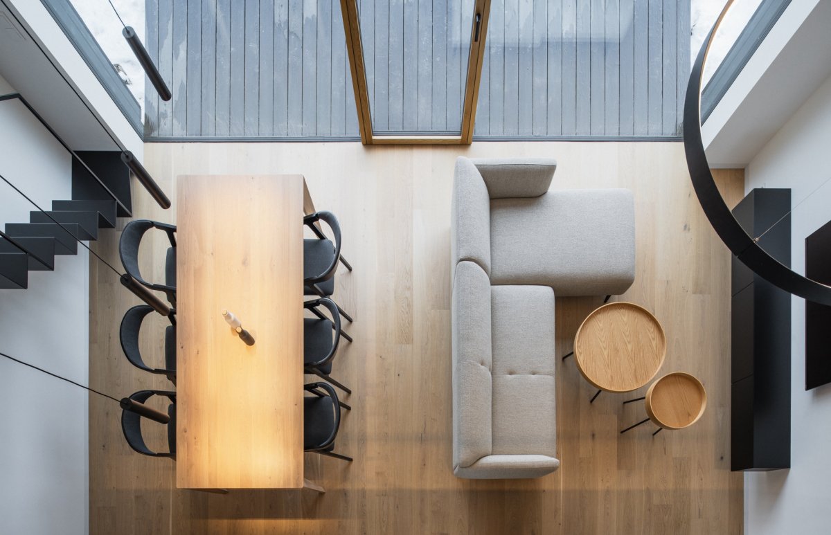 Pohled z ochozu (Přízemní dům s fasádou z opalovaného dřeva; Luni architekti)