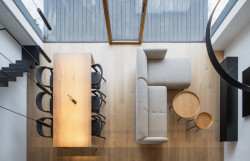 Pohled z ochozu (Přízemní dům s fasádou z opalovaného dřeva; Luni architekti)