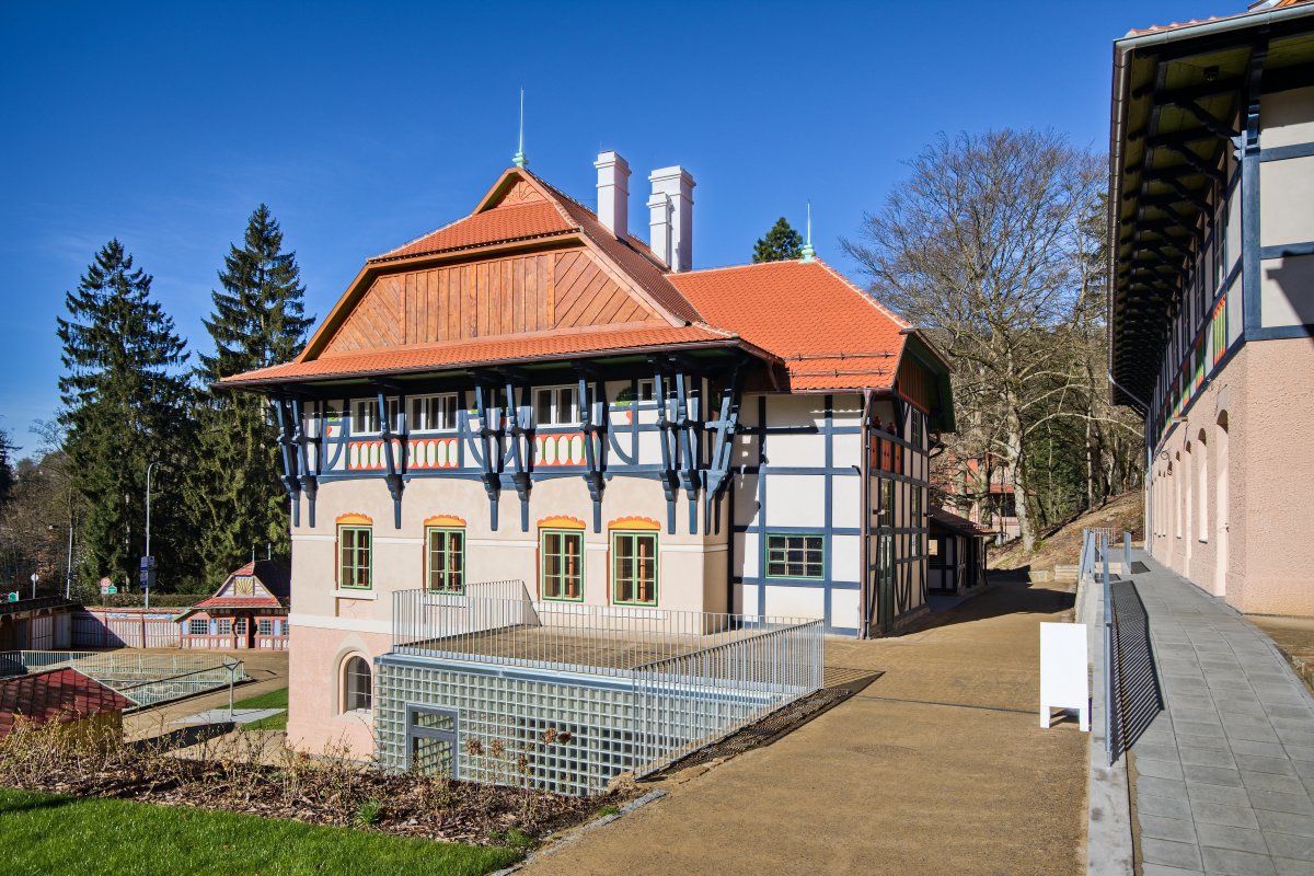 Vodoléčebný ústav navrhl Dušan Jurkovič v roce 1902. (Sluneční lázně v Luhačovicích, TRANSAT architekti)
