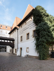 Nádvoří Betlémské kaple a Galerie Jaroslava Fragnera hledá novou koncepci a nastavení pravidel pro hladké fungování všech aktivit v areálu.