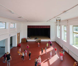 Z původním sokolovny se zachovaly též cvičební kruhy, žebřiny, švédská bedna i lavička. Vše prošlo renovací. Důležitou složkou sokoloven je též pódium. (Sokolovna ve Veverských Knínicích, studio New Work)