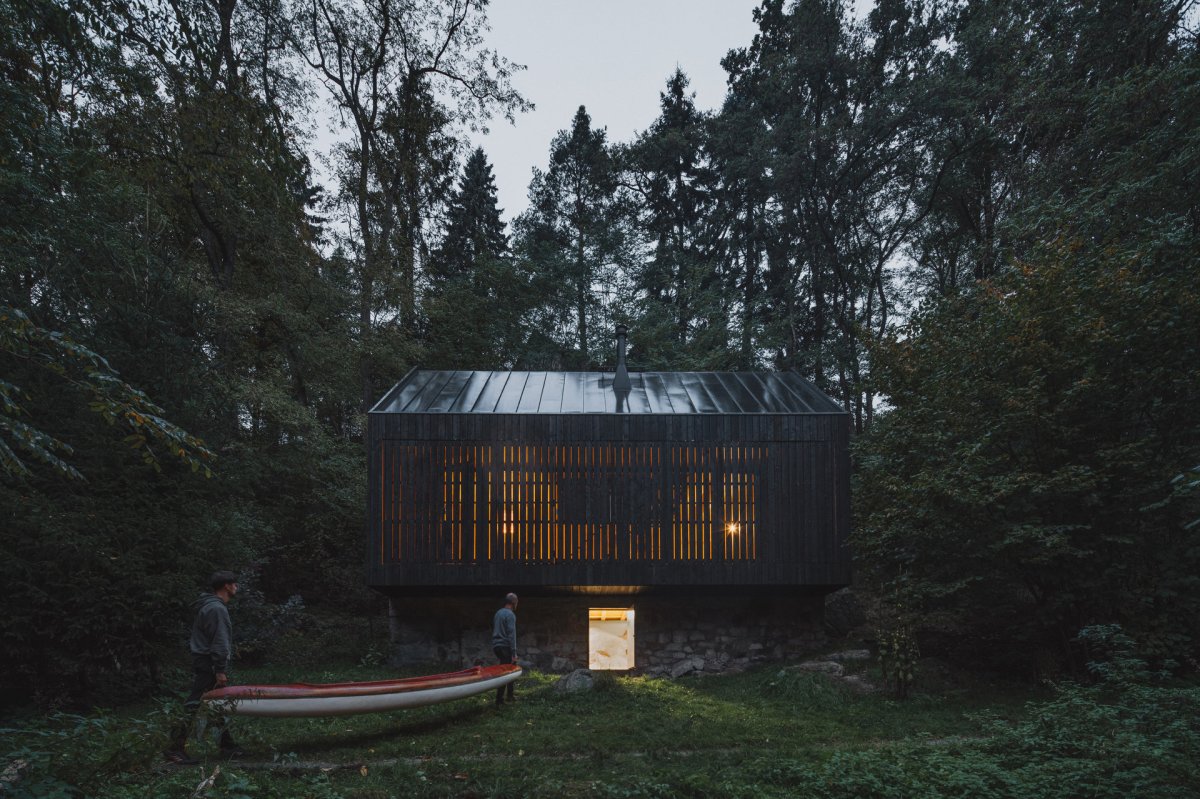 Původní chata u Sázavy se proměnila v moderní úkryt mezi lesy a skalami (Chata u Sázavy mezi skálou a řekou; Mimosa Architekti)