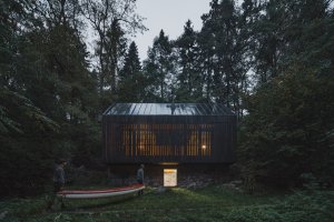 Původní chata u Sázavy se proměnila v moderní úkryt mezi lesy a skalami (Chata u Sázavy mezi skálou a řekou; Mimosa Architekti)