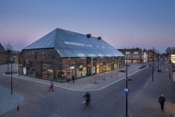 Wilhelmus „Winy“ Maas se narodil 17. ledna 1959 ve městě Schijndel v nizozemské provincii Severní Brabantsko. Tady vyrostl, jeho rodiče tu vlastnili zahradnictví, které měl zdědit. Vystudoval proto zahradní architekturu, pak ovšem i architekturu a začal projektovat budovy. Jeho skleněná farma stojí na náměstí rodného Schijndelu.