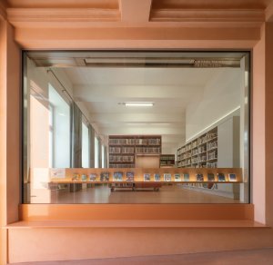 Knihovna nemá prosklený parter ani výlohu, v průchodu ji nahradilo nové fixní okno. (Knihovna v Červeném Kostelci; Papundekl architekti)