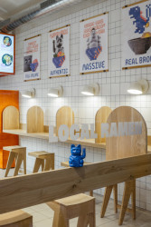 „Restaurace v srdci Prahy přináší jedinečné spojení japonské kultury, herního světa 8bitové grafiky a populární kultury do architektonického designu,“ píší ve své autorské zprávě SOA architekti. (Bistro Ramencraft v Praze, SAO Architekti)