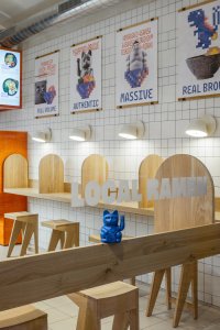„Restaurace v srdci Prahy přináší jedinečné spojení japonské kultury, herního světa 8bitové grafiky a populární kultury do architektonického designu,“ píší ve své autorské zprávě SOA architekti. (Bistro Ramencraft v Praze, SAO Architekti)