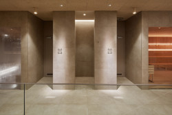 Wellness centrum lázní Aurora v Třeboni, Plus One Architects: Pohled do sprch