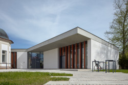 Ta je k historizující vile svou jednoduchou formou kontrastní. (Městská knihovna v Rožnově pod Radhoštěm, ČTYŘSTĚN)