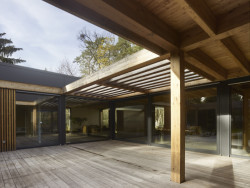 Dům obsahuje dvě samostatné obytné jednotky, které...