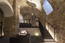 Expozice Skrytý středověk na zámku Bílovec, opus architekti: Trasu expozice ve sklepích vytyčují současně vstupy – například kovová schodiště a paravány nebo betonové podlahy