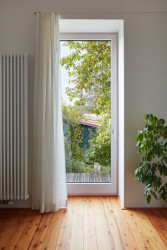 Rekonstrukce domu v Jindřichově Hradci od Matěje Šebka a Martina Petříka: Původně šlo o rodinný dům, dnes jsou v něm tři byty a výtvarný ateliér.