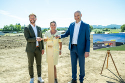 Poklepání na první trámek - uprostřed starostka Senohrab Helena Pechlátová.