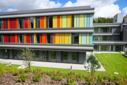 Nápadná, pestrobarevná fasáda nového dětského centra se skládá z na míru vyrobených obkladových prvků, které do sebe dokonale zapadají.