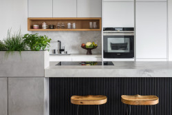 Architekta Tereza Janků je autorkou interiéru bytu v pražských Modřanech. Bytu dominují světlé barvy, přírodní materiály a nádech exotismu