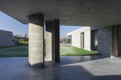 Kamil Mrva Architects, RD v Novém Jičíně, dva pilíře ve tvaru čtvrt oblouků, které ohraničují prostor venkovní sprchy – foto