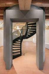 1:1 architekti zrekonstruovali bývalý špejchar historického statku v Benicích u Chrášťan. Sýpka nově slouží jako multifunkční sál