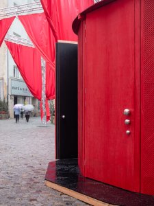 Vstup do zpovědnice (Peer Collective a Kateřina Šedá, Festival vánočních zlozvyků)