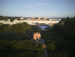 Nový zahradní domek Garden House od Tsuyoshi Tane ve Vitra Campus je postavený z udržitelných materiálů