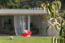 Domek obsluhuje spodní část zahrady, zatímco na střeše se nachází pochozí plocha s extenzivní zelení, která plynule navazuje na horní část zahrady. (Zahradní domek, Adam Lukačovič)