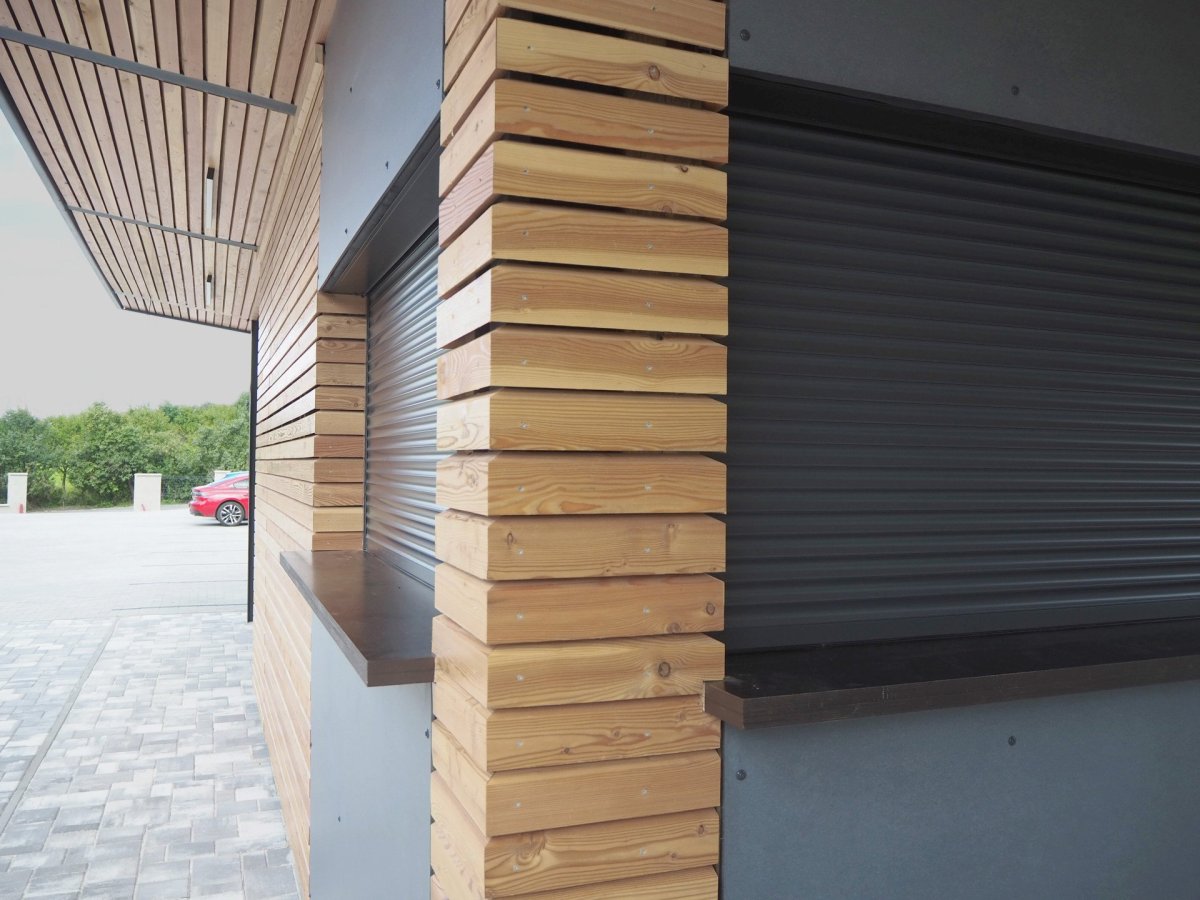 Architekti ze studia Liprojekt doplnili sportovní areál v obci Vidče o bufet s posezením a kryté pódium