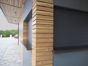 Architekti ze studia Liprojekt doplnili sportovní areál v obci Vidče o bufet s posezením a kryté pódium