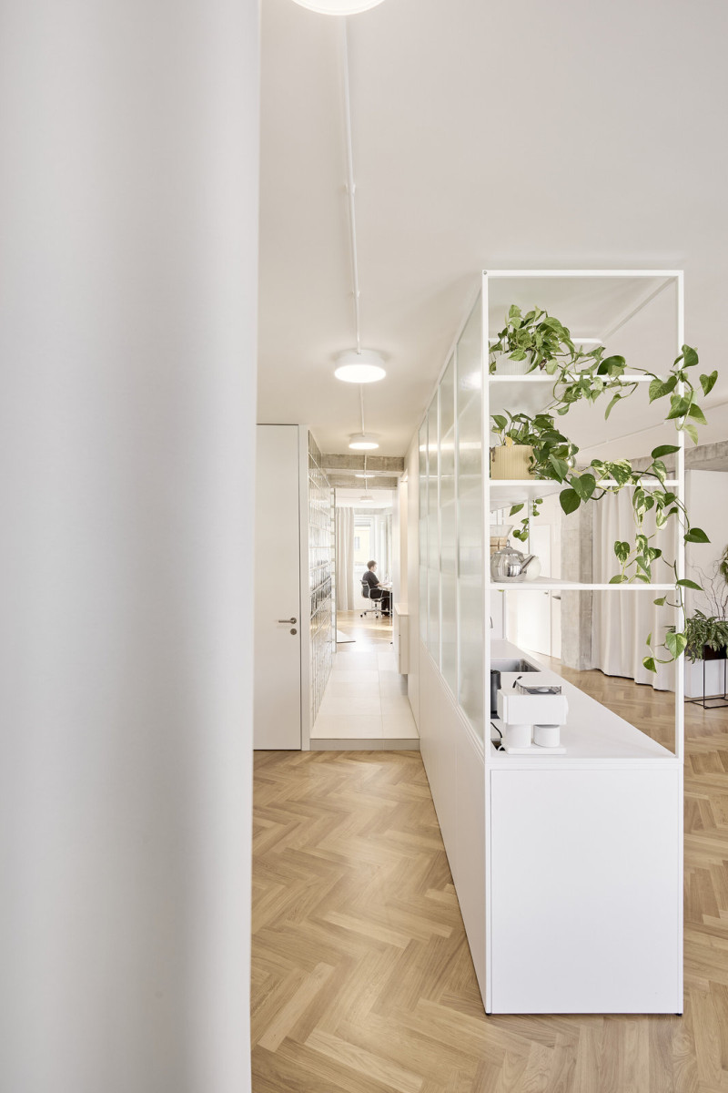 Hlavním bodem interiéru je diagonálně vložený kuchyňský blok, sloužící jako kavárenský pult.  (Byt bez příček; RDTH architekti)