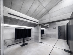 Na prostor se stálou expozicí navazuje edukační místnost se zázemím a skladem