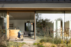 Rodinný dům v Polánce, CL3: Obývák s kuchyní komunikuje se zahradou velkorysým francouzským oknem