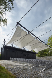 Letní kino Prachatice, Mimosa Architekti: Nové objekty svou černou barvou a povrchem z vlnitého plechu udávají nový charakter místa