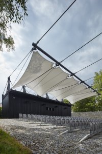 Letní kino Prachatice, Mimosa Architekti: Nové objekty svou černou barvou a povrchem z vlnitého plechu udávají nový charakter místa