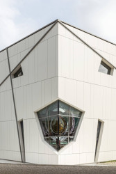 Architekt Matteo Mornata realizoval v italské vesnici Andrate netradiční kostel, jehož fasádu tvoří bílé desky.