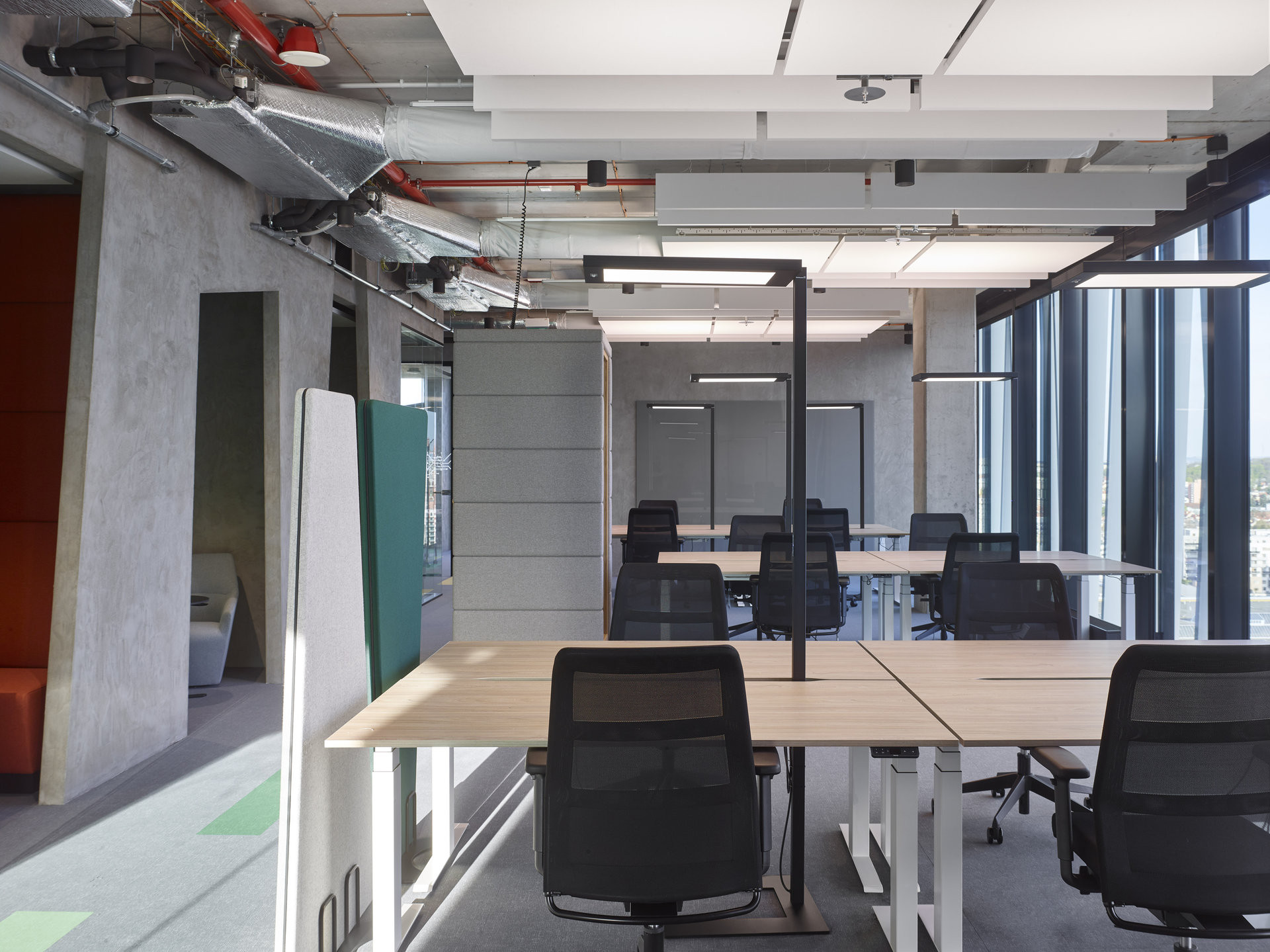 Výškově nastavitelný stůl s paravány SETUP od PROFIL NÁBYTEK