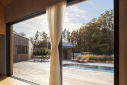 Rodinný dům na Pardubicku, Kvalitář: Na hlavní obytné prostory navazuje pobytová terasa se zapuštěným bazénem