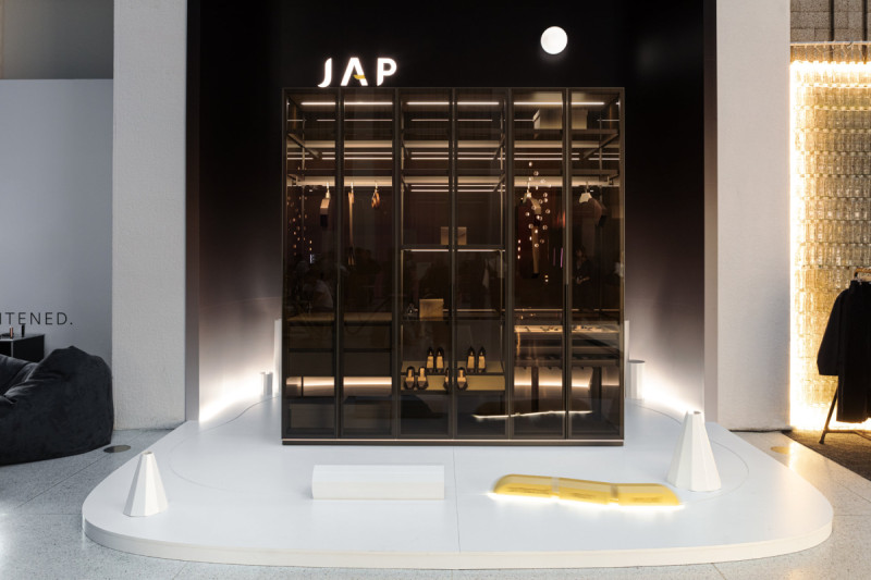 Prémiový šatní systém LUMINAR v expozici JAP FUTURE na Designbloku 2026, Veletržní palác. Návrh stánku: Vrtiška & Žák.
