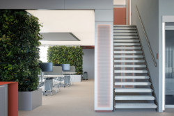 Materiály a barevnost reflektují estetiku letectví a hlubin oceánu. (Kanceláře Deveron v Blueriot; CISARSTUDIO)