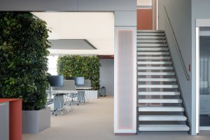 Materiály a barevnost reflektují estetiku letectví a hlubin oceánu. (Kanceláře Deveron v Blueriot; CISARSTUDIO)