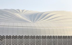 Hadid se údajně inspirovala tradičními rybářskými plachetnicemi, výsledný návrh ale většina lidí připodobňovala ženskému přirození, což architektka i pořadatelé nesli značně nelibě. Organická forma stadionu typická pro projekty Zahy Hadid dělá z tohoto stadionu ten vůbec nejsledovanější.