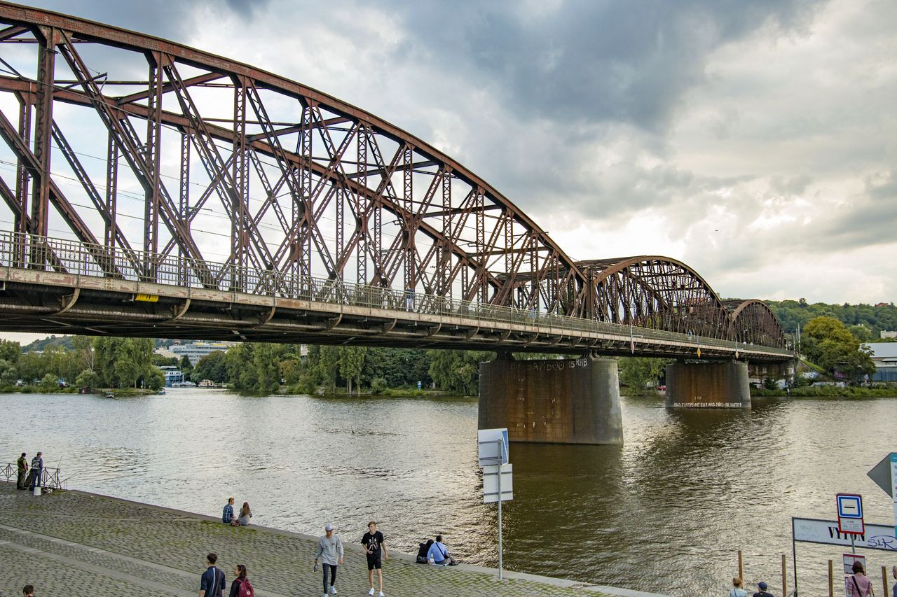 Mosty oficiálně patří do kategorie staveb inženýrských. Ale mosty jsou také architektura. / Železniční most na Výtoni – foto
