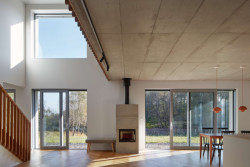 Hlavní obytná místnost je částečně otevřená do patra. (Novostavba rodinného domu, Tisá; 2xpa)