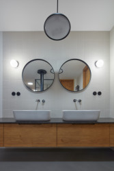 Interiéry vily v Klánovicích, KURZ architects: Pohled do koupelny