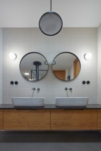 Interiéry vily v Klánovicích, KURZ architects: Pohled do koupelny