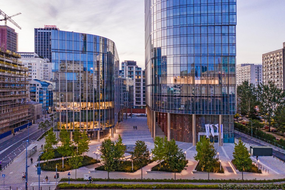 Mrakodrap od Goettsch Partners v centru Varšavy